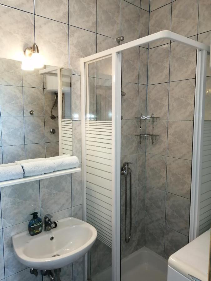 Apartments Dalmatian Stone House Turanj Exterior foto